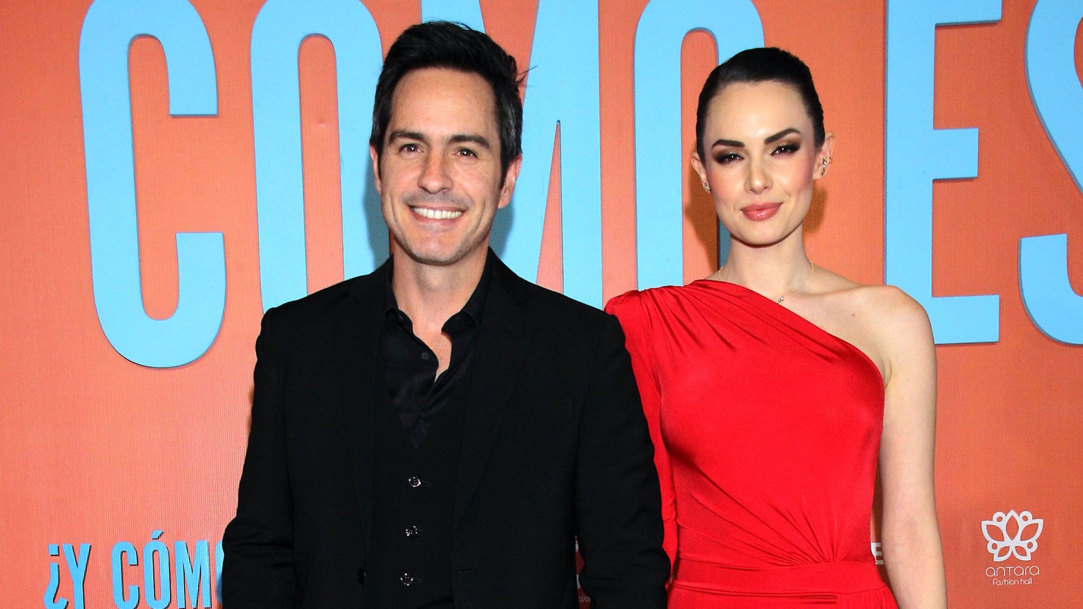 Mauricio Ochmann y Paulina Burrola en alfombra roja