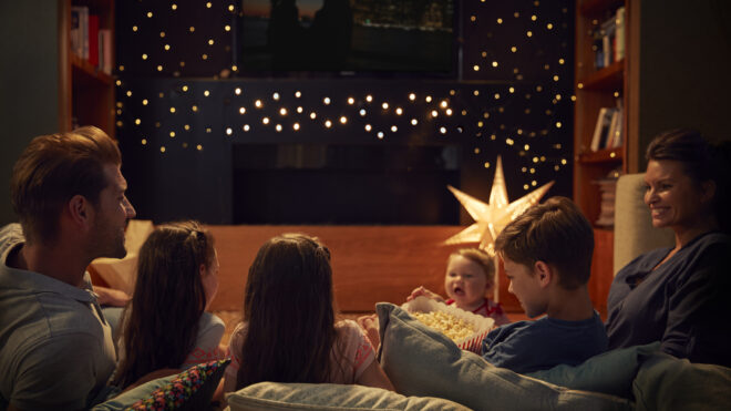 Familia viendo película en casa