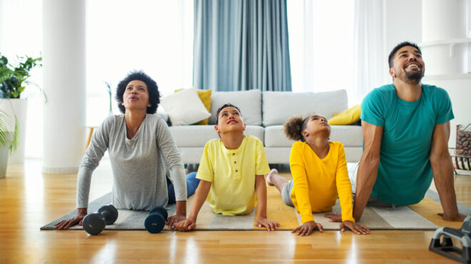 Familia de cuatro ejercitándose