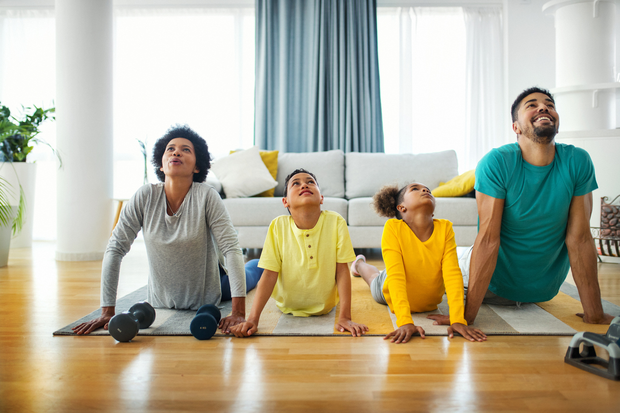 Familia de cuatro ejercitándose