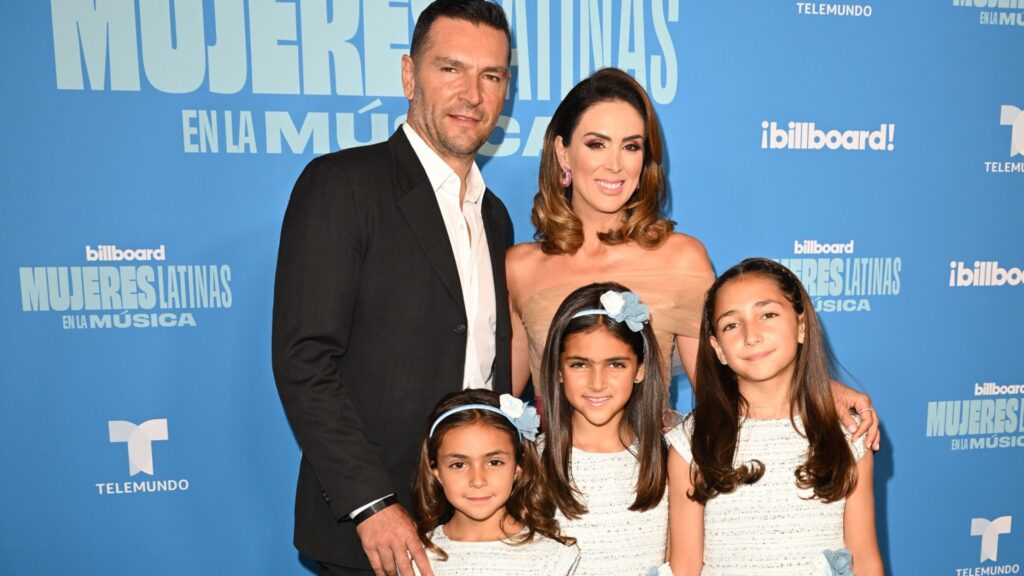 Jacky Bracamontes y su familia