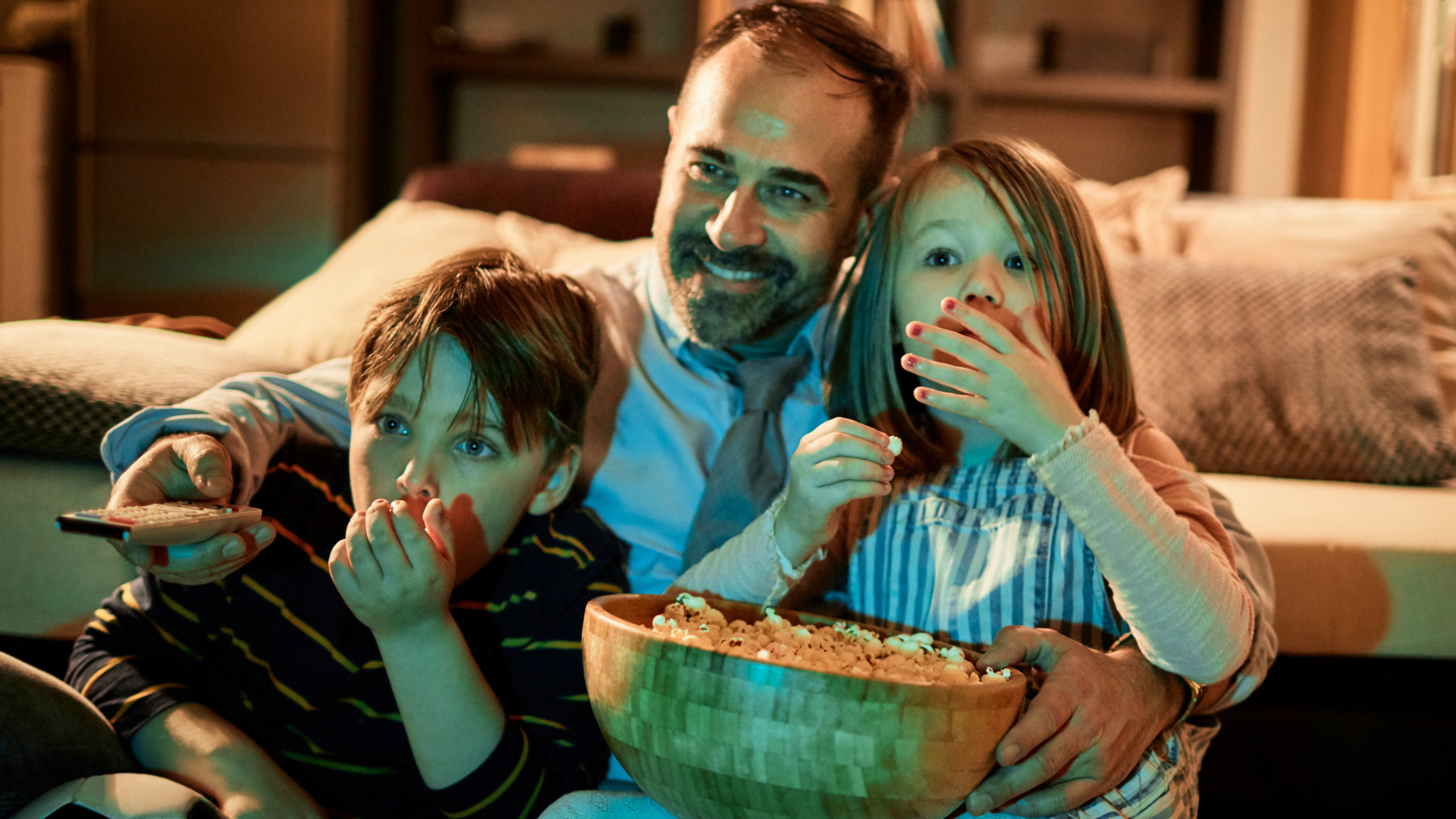 papa con hijos viendo la televisión