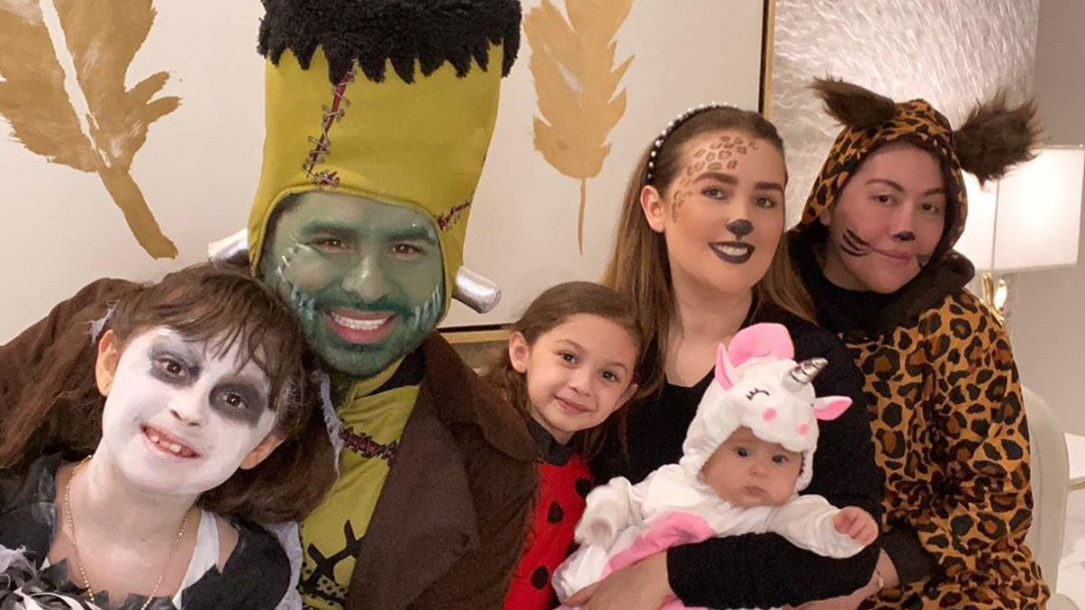 Larry Hernandez y su familia en Halloween