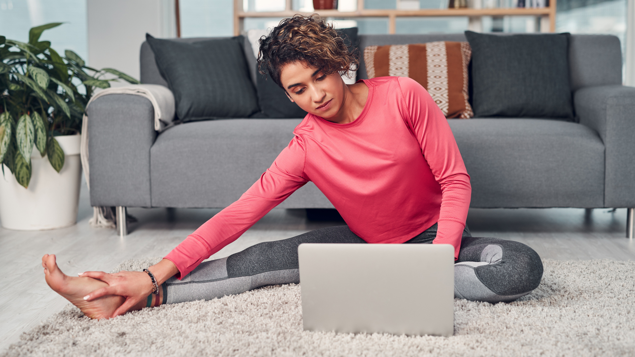 mujer ejercitándose frente a la computadora