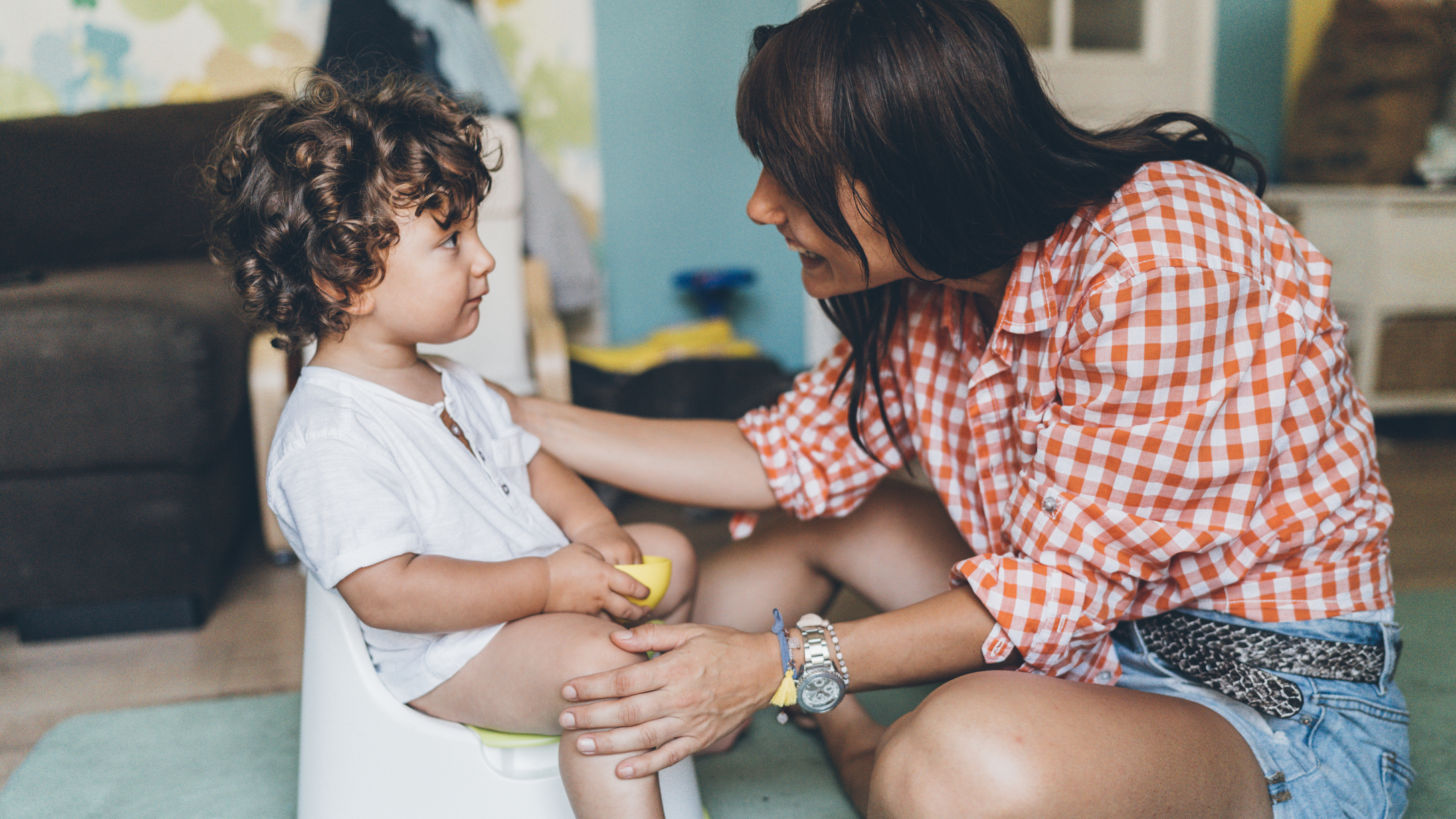 Mamá enseñándole a su niñito a usar la nica