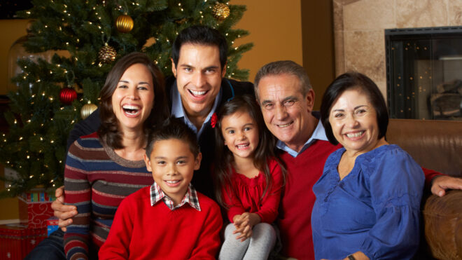 Familia latina en Navidad