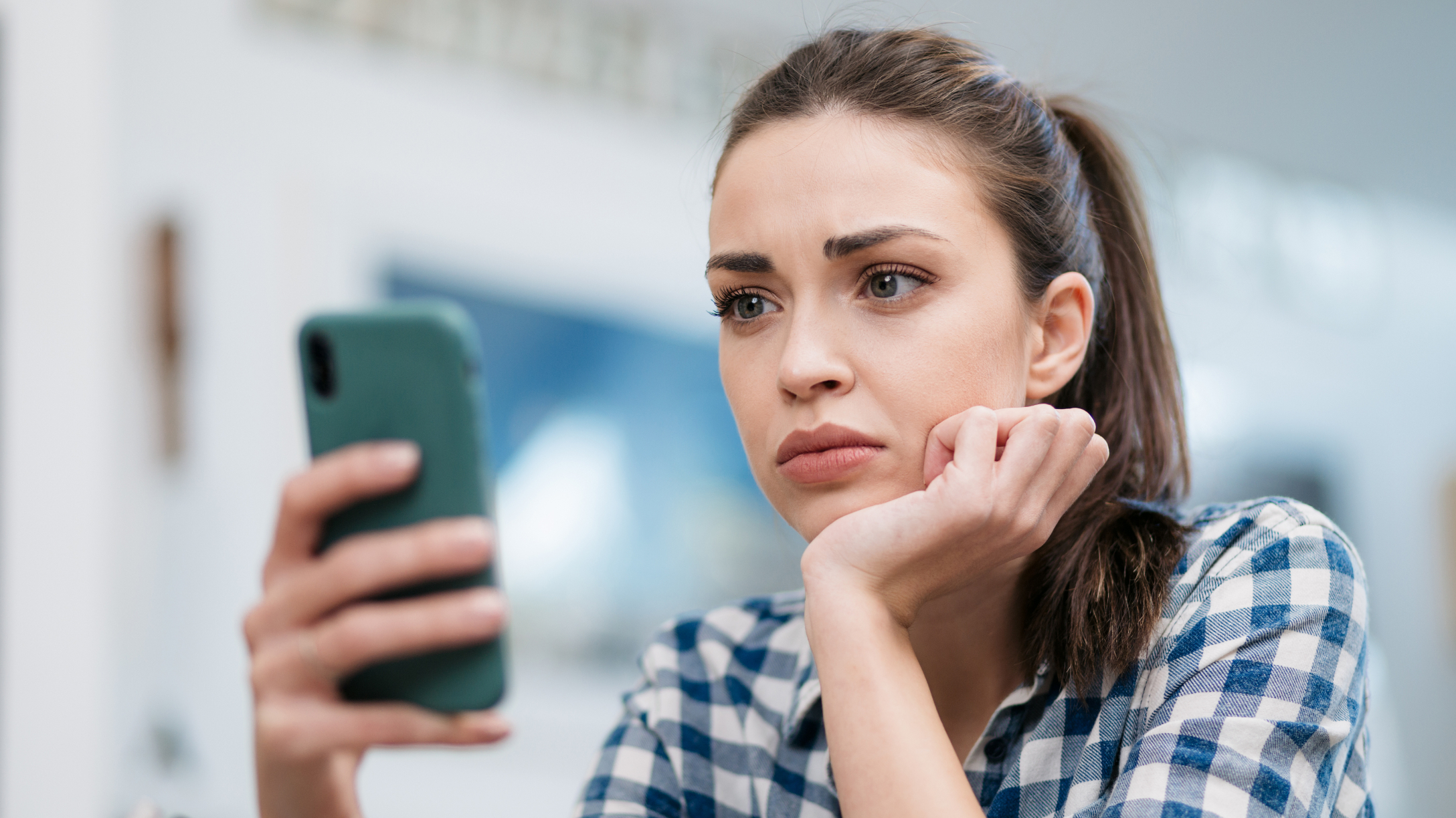 Mujer viendo teléfono