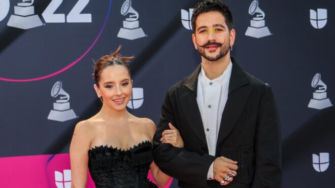 Camilo y Evaluna Montaner en la alfombra roja de los Latin Grammy 2022