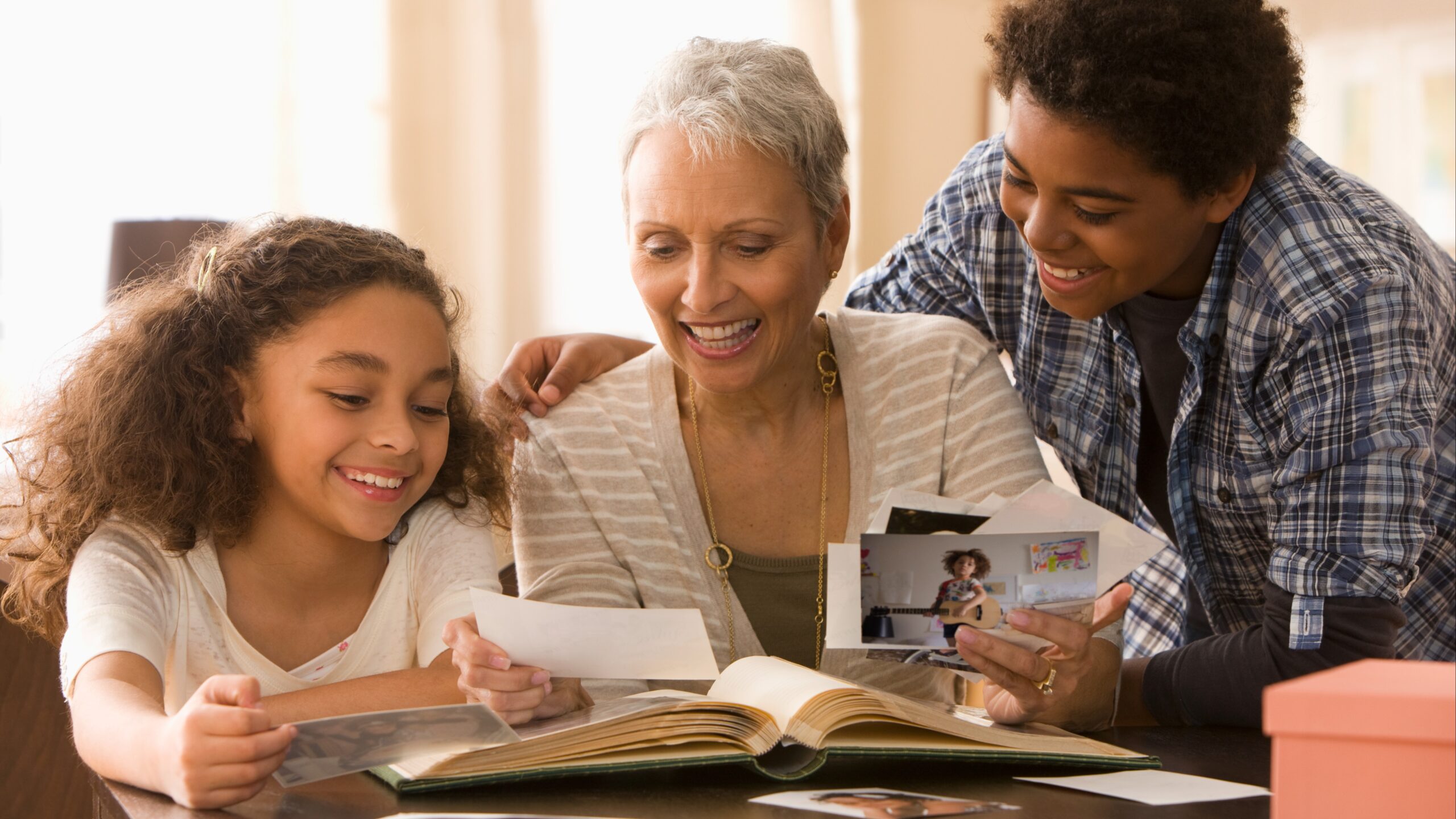 familia abuela viendo fotos con los nietos