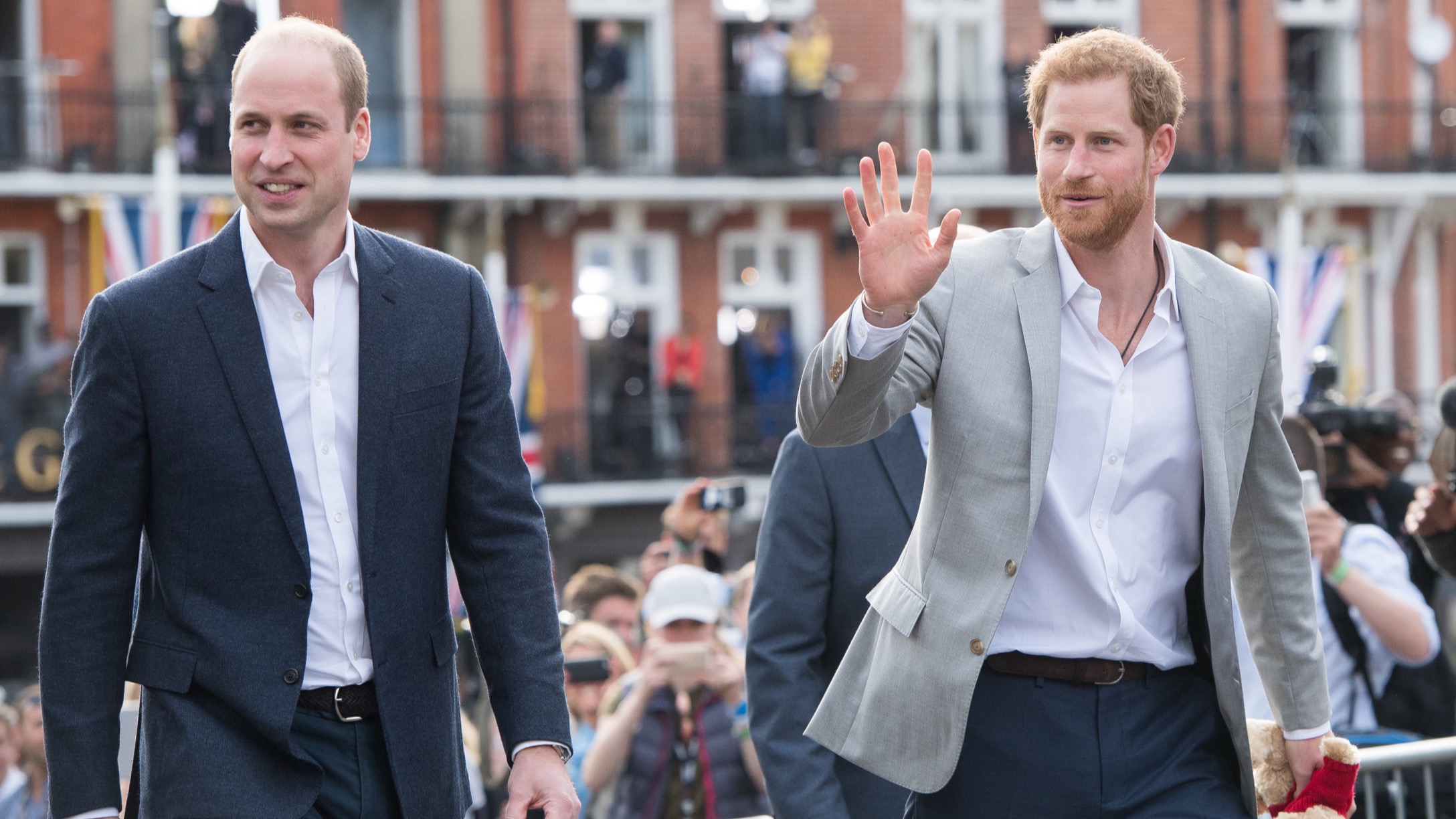 Príncipe Harry y William se fueron a los golpes por Meghan Markle