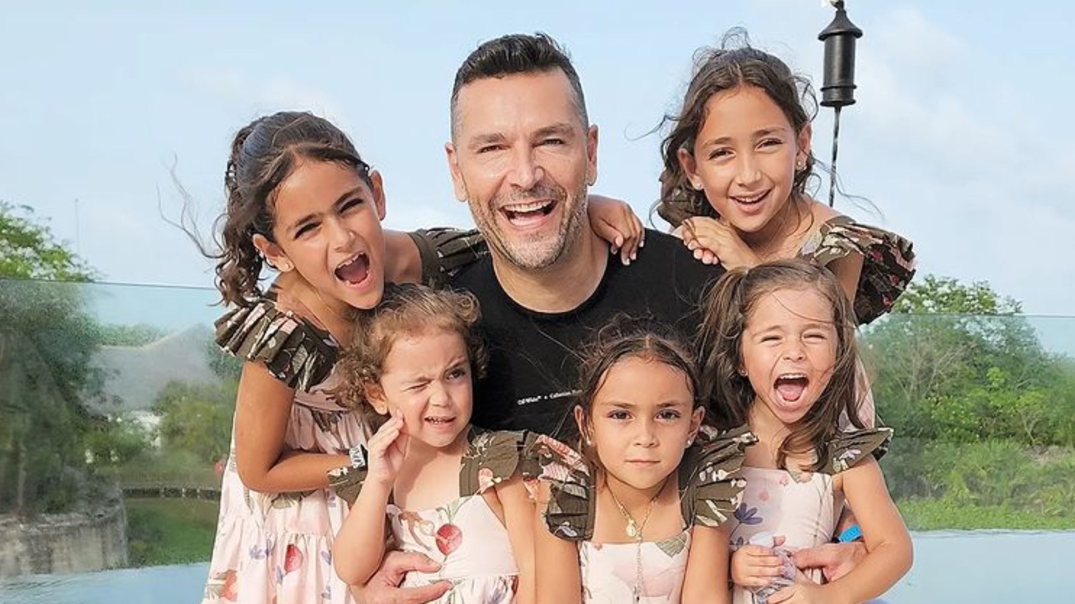 Martín Fuentes y sus hijas con jacqueline bracamontes