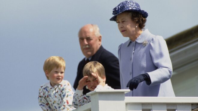 Reina Isabel II con nietos William y Harry