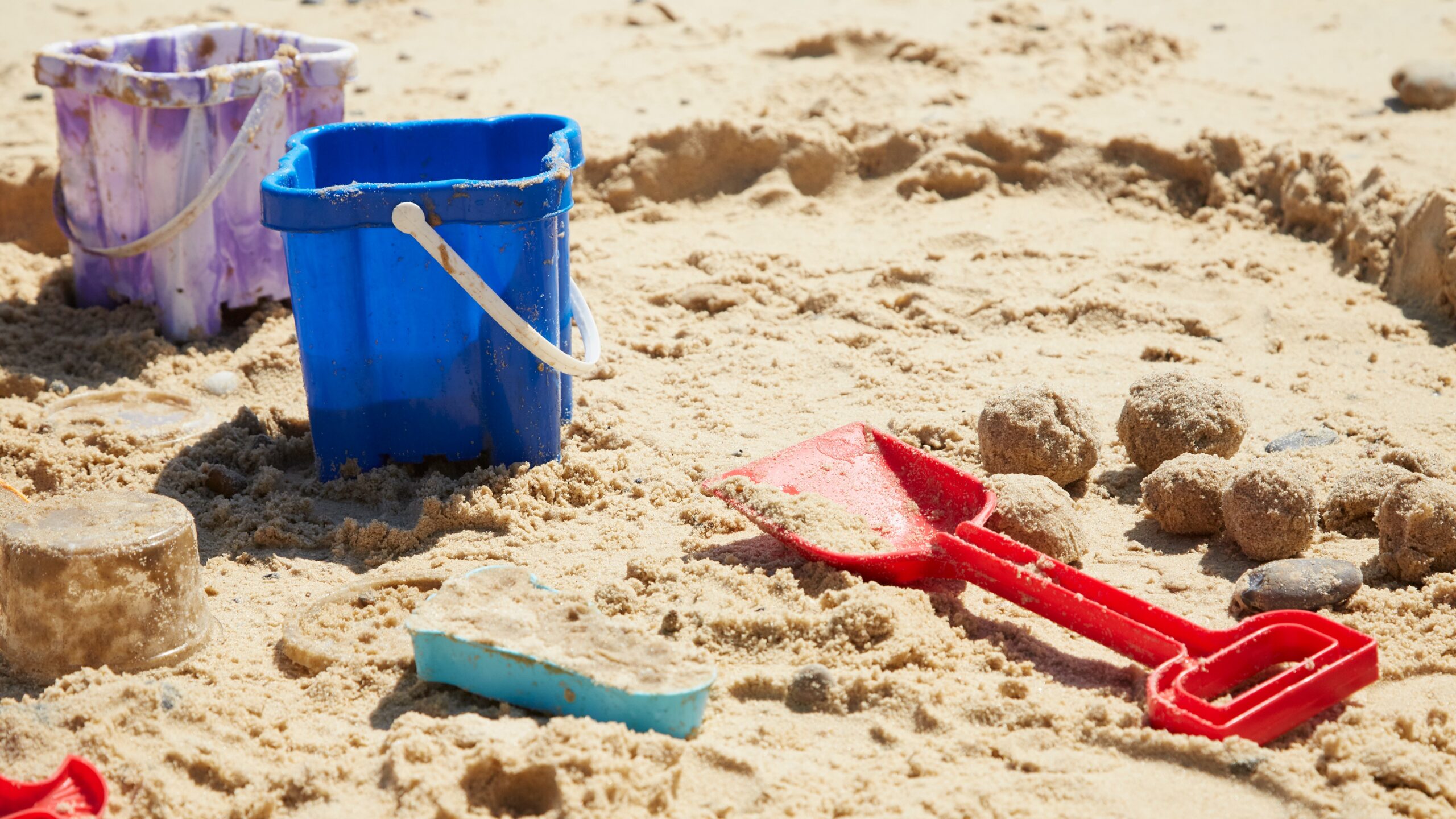 dangers of diging holes in the beach