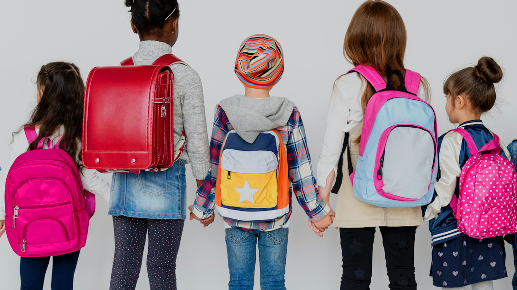 Grupo de niños en edad escolar con mochila