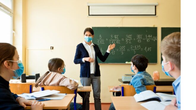 maestra en salón de clases coronavirus
