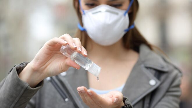 mujer untandose hand sanitizer
