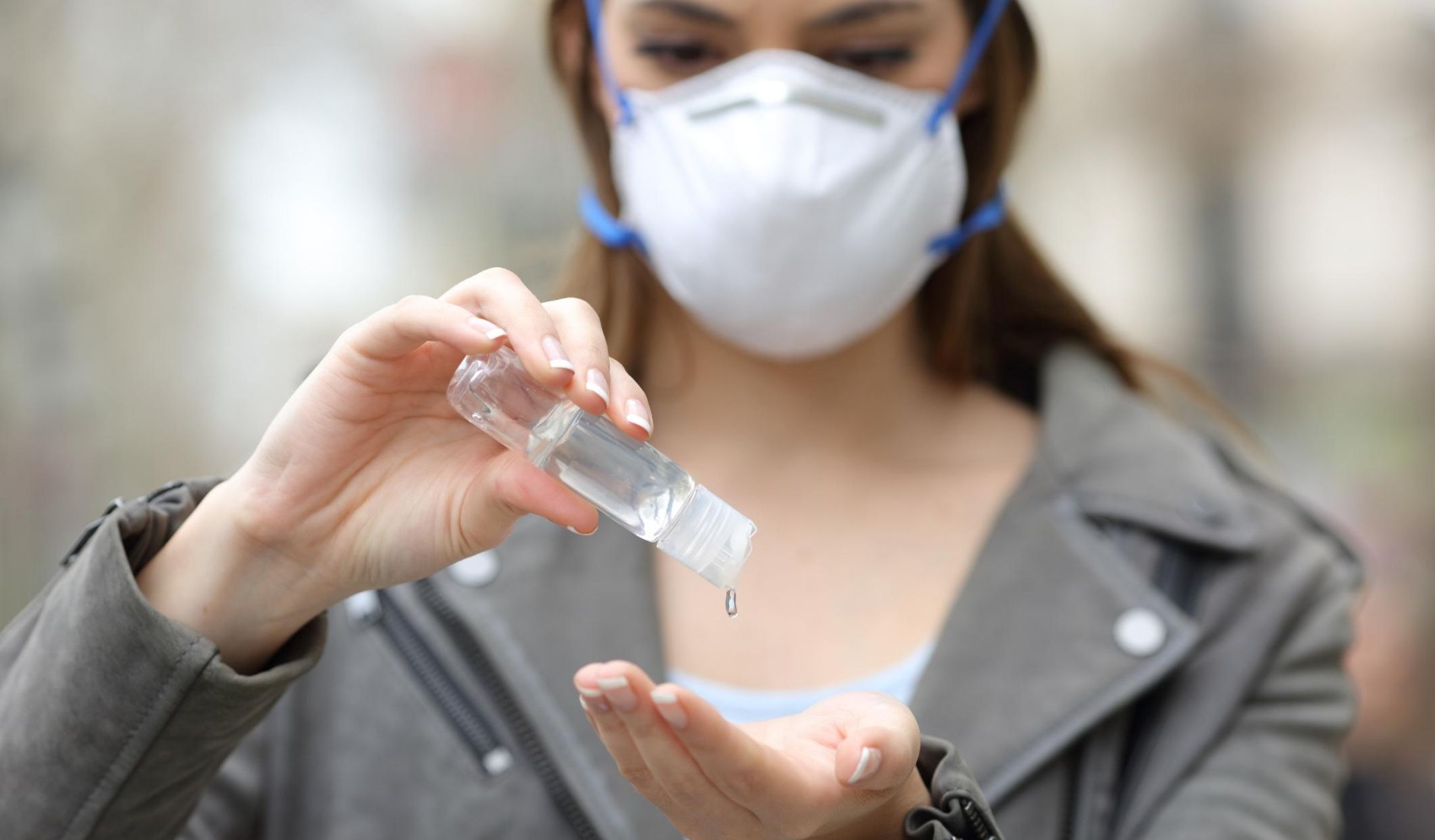 mujer untandose hand sanitizer