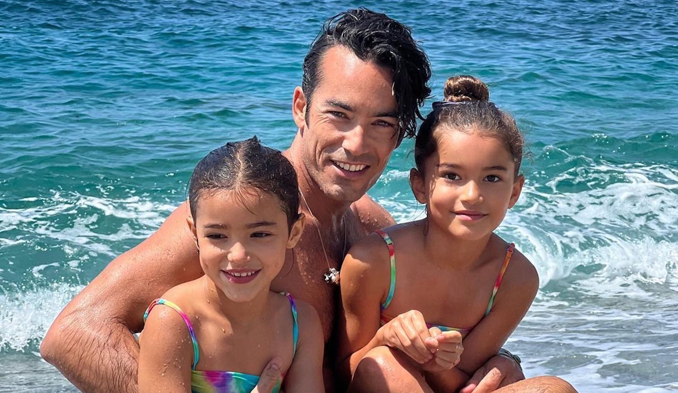 Aaron Díaz and his daughters