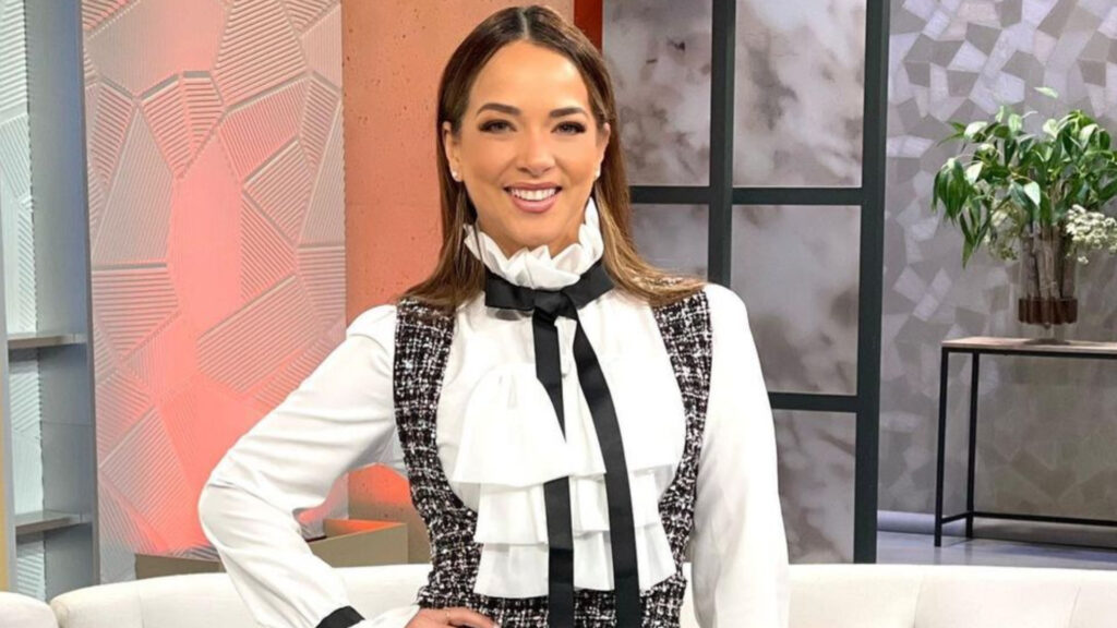 Adamari López looks
