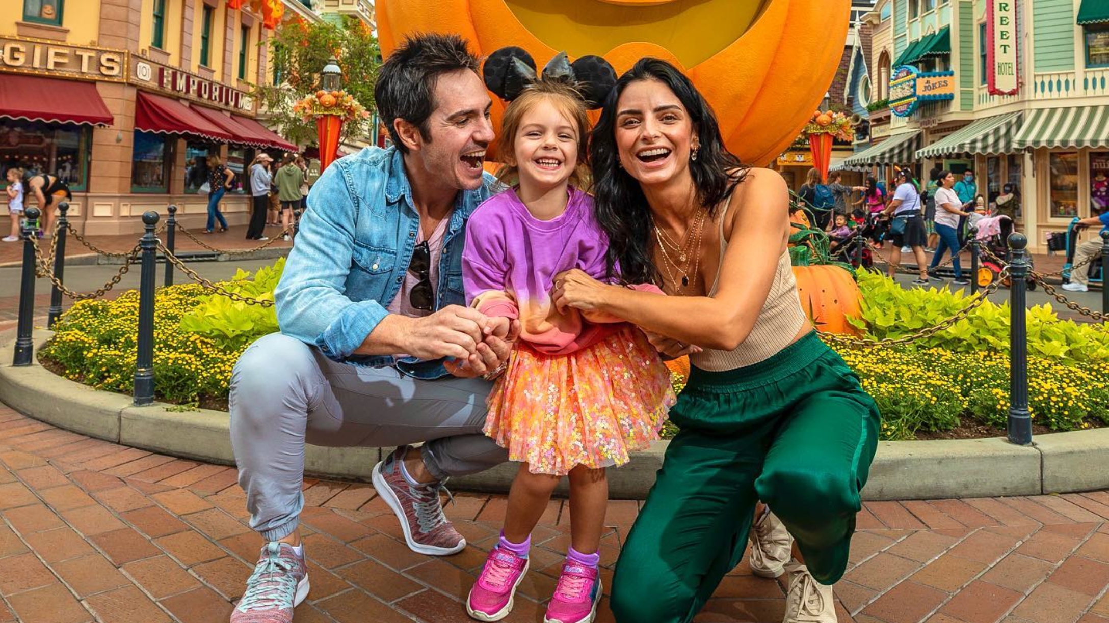 Aislinn Derbez y Mauricio Ochmann con hijita Kailani