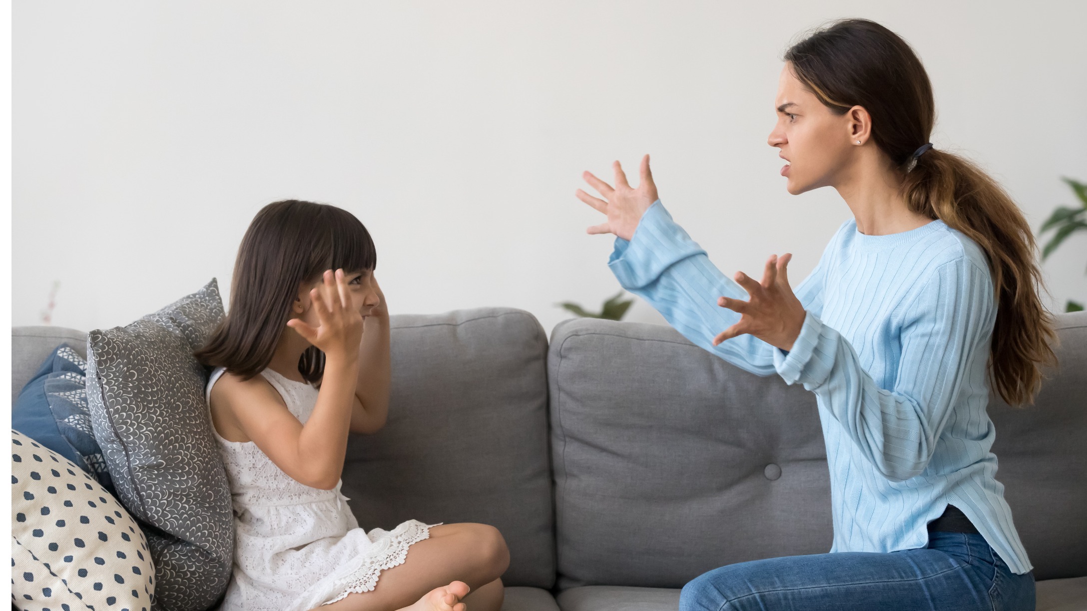 Madre e hija discutiendo con el mismo lenguaje corporal