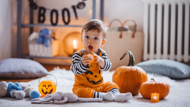 Niño con disfraz de Halloween hecho en casa