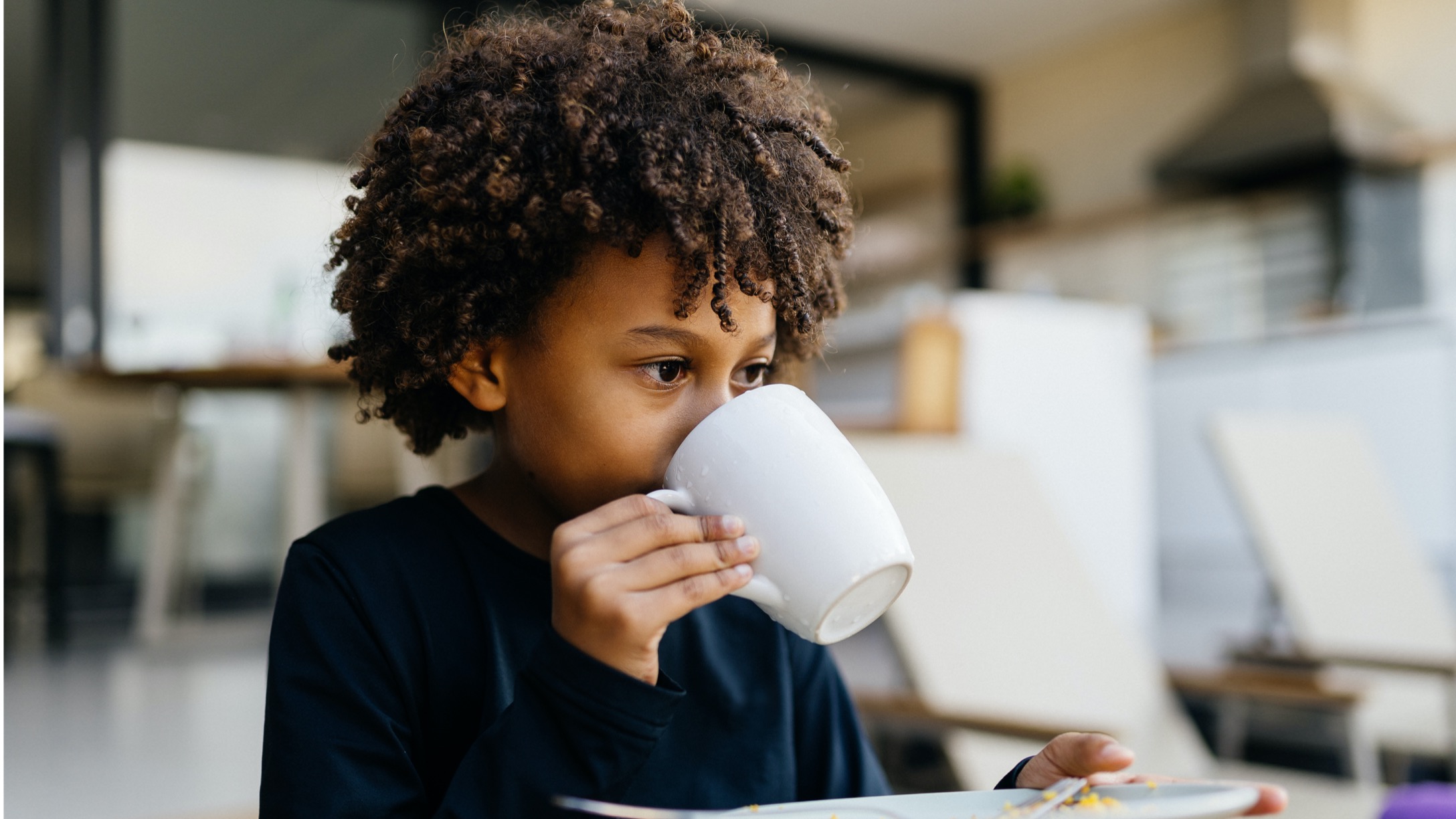 Niño de tomando café