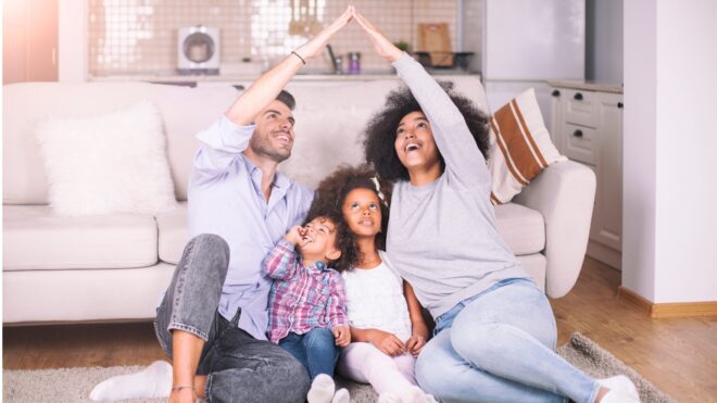 Familia feliz y guarecida