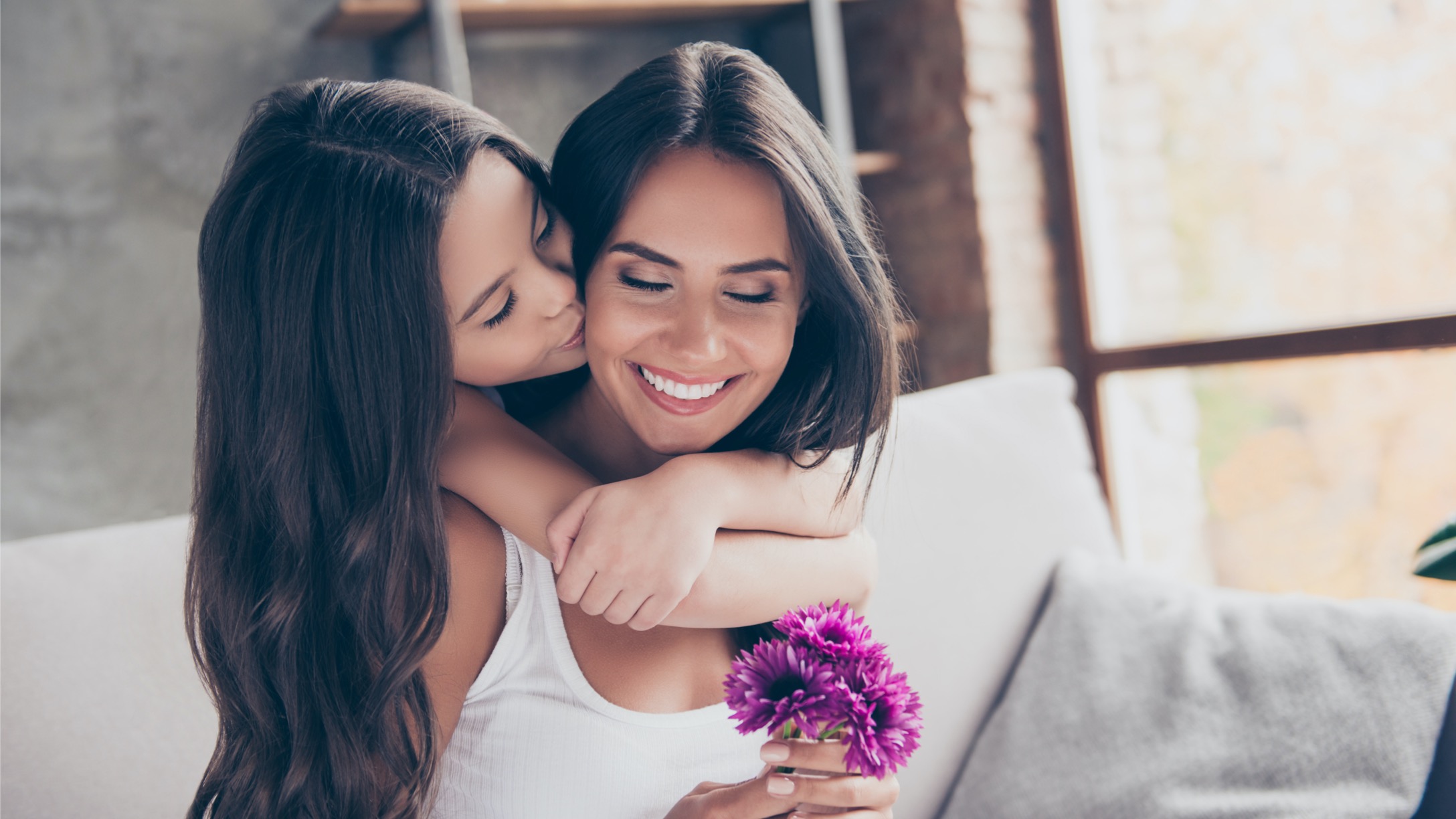 Madre feliz recibiendo flores