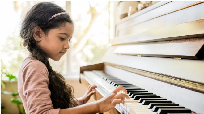 Niña tocando piano