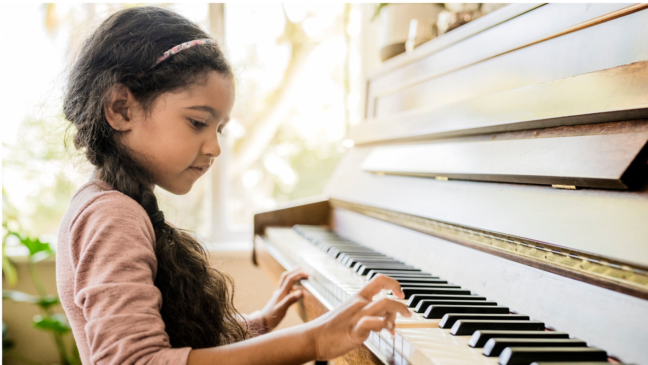 Niña tocando piano