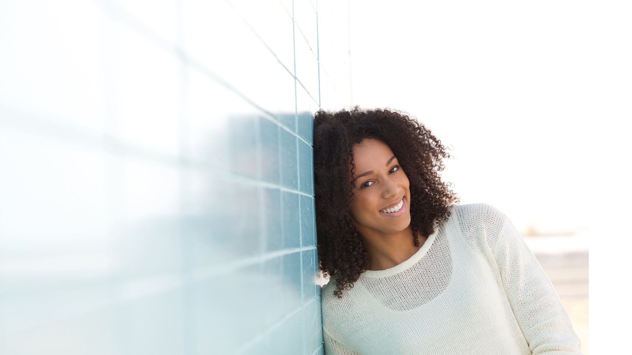 Mujer sonriendo tranquilamente