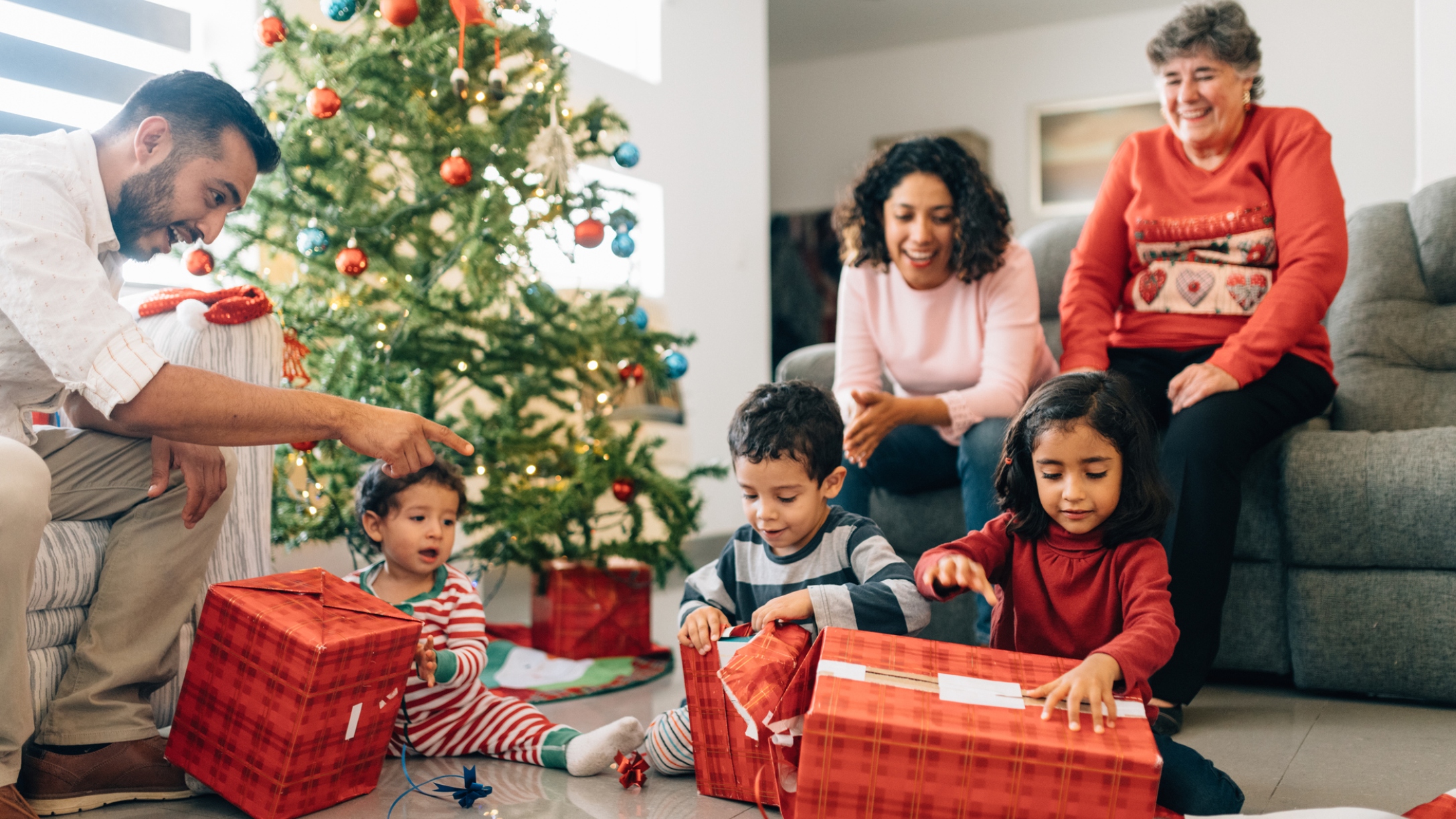 familia latina celebra la Navidad