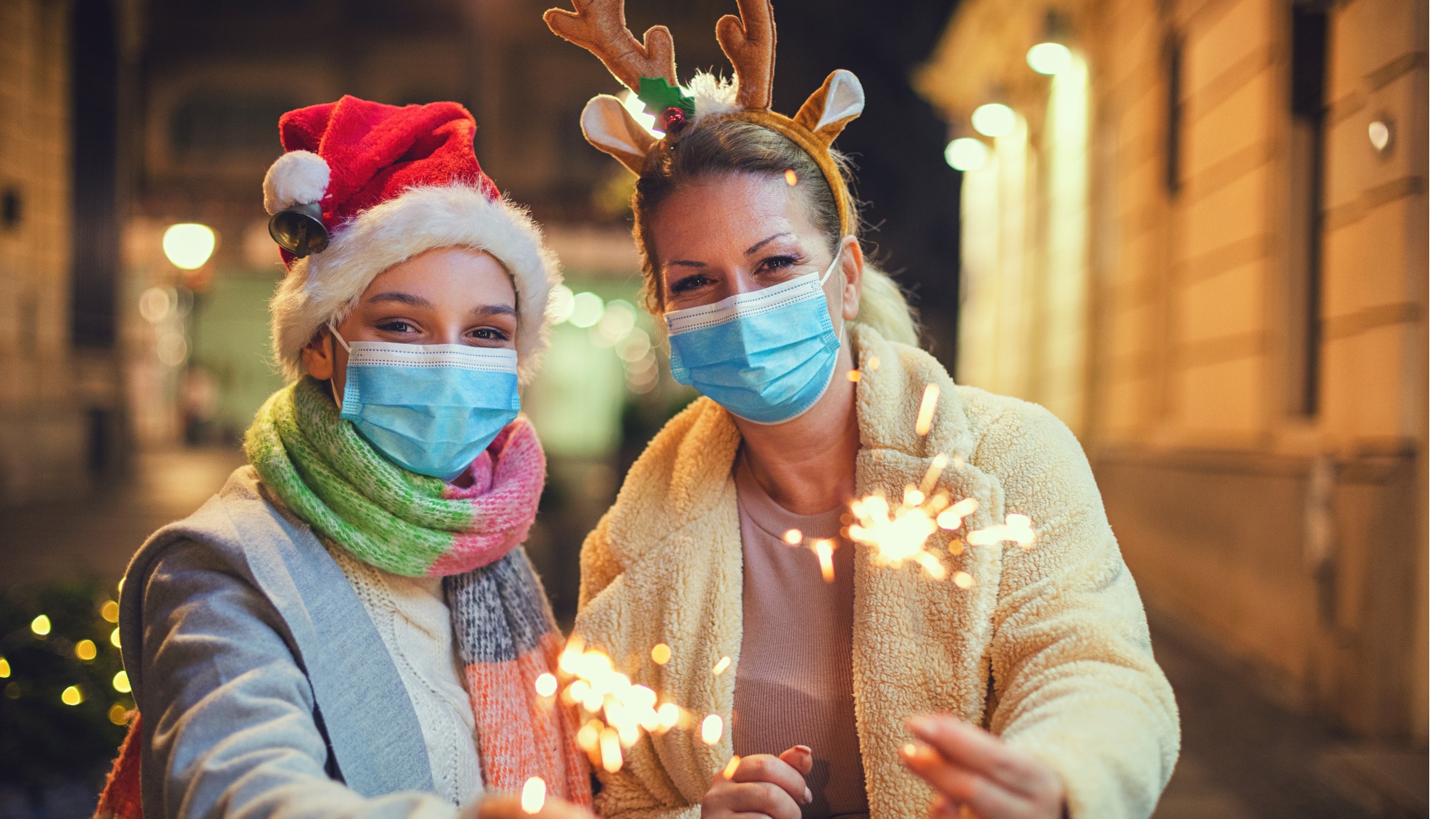 Familia celebrando año nuevo de pandemia