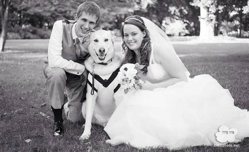 Bride sings down the aisle