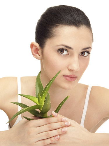 mujer planta sabila aloe vera