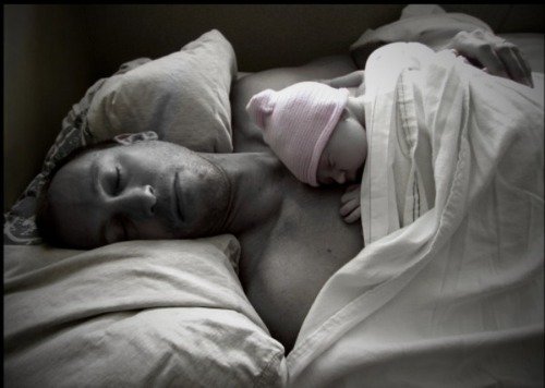 dad and newborn