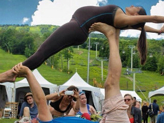 Embarazas haciendo Acroyoga