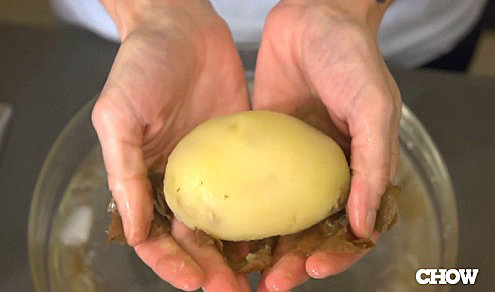 How to peel potatoes with bare hands