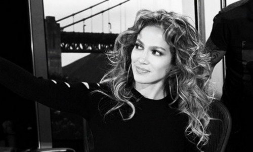 Jennifer Lopez curls at American Idol