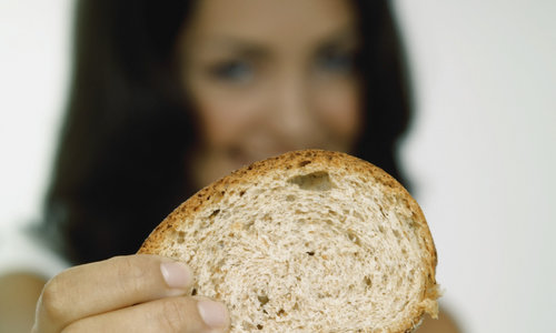 Mujer con pedazo de pan