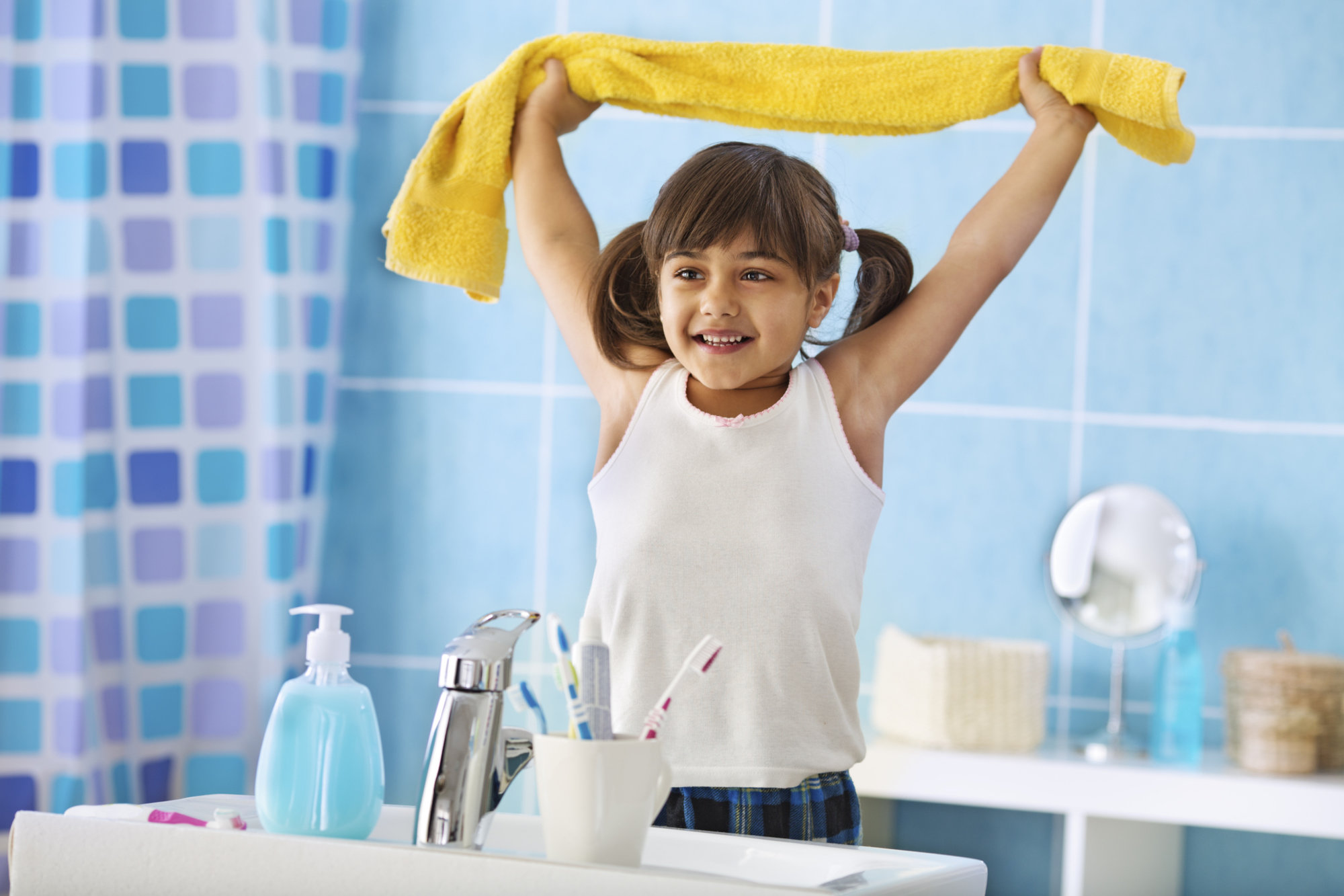 niña en baño