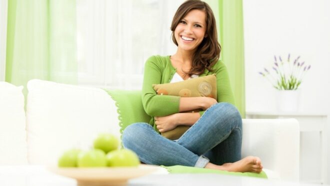 Mujer sentada en sofa