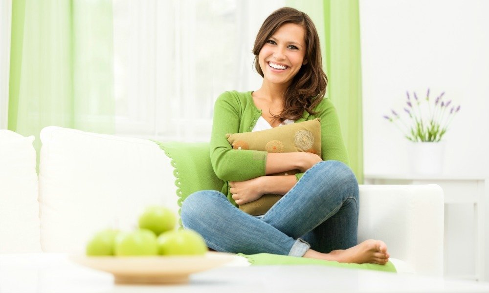 Mujer sentada en sofa