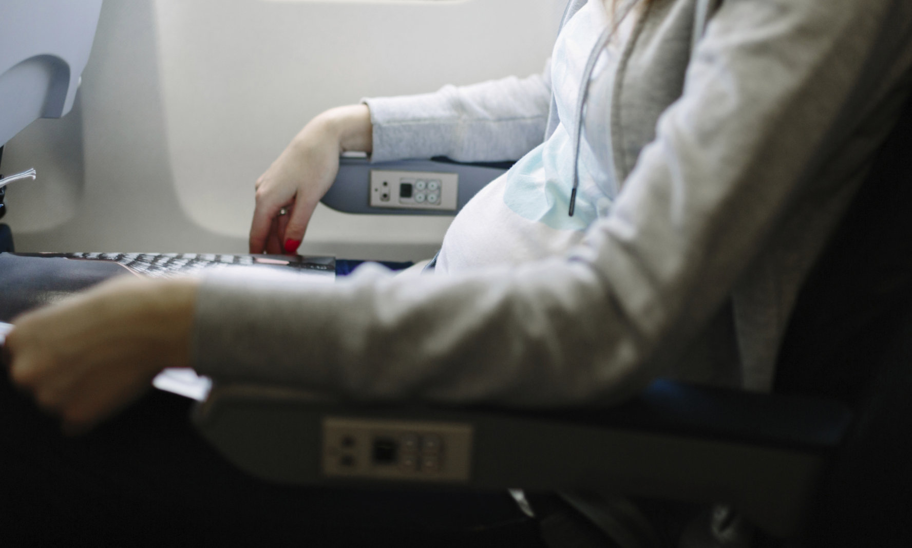 mujer embarazada dentro de un avion