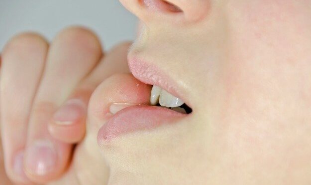 mujer comiendo uñas