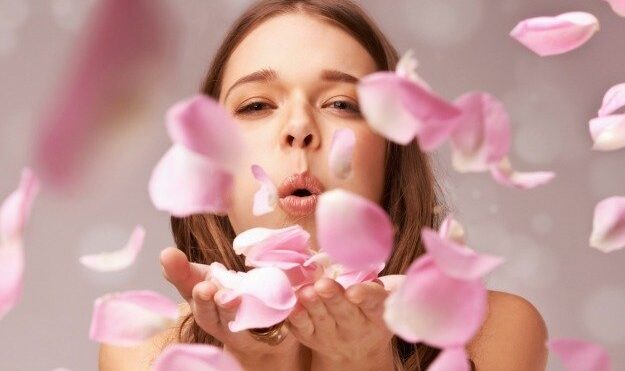 mujer con rose petals