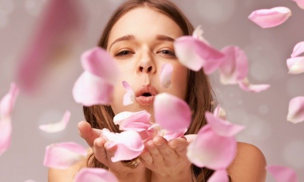 mujer con rose petals