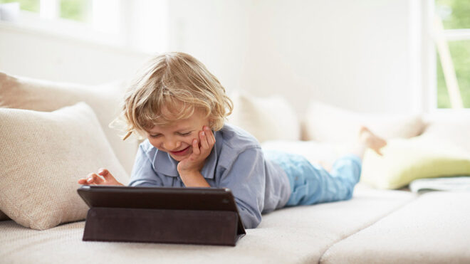 Niño jugando con su ipad