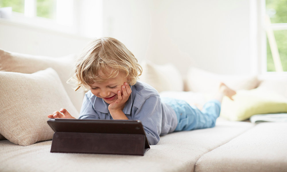 Niño jugando con su ipad